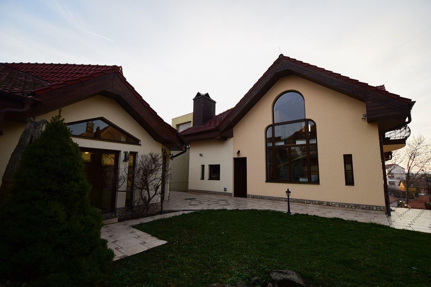 Vila cu 7 camere , 350 mp utili , teren 470 mp zona Parc Sub Arini - 3