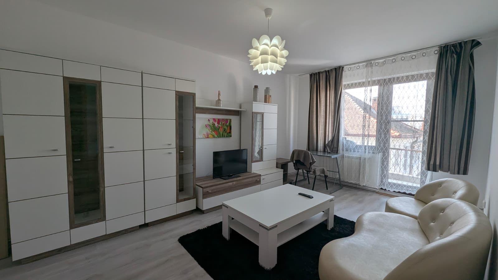 Apartament 3 camere, 2 bai, balcon, zona Politie - 1