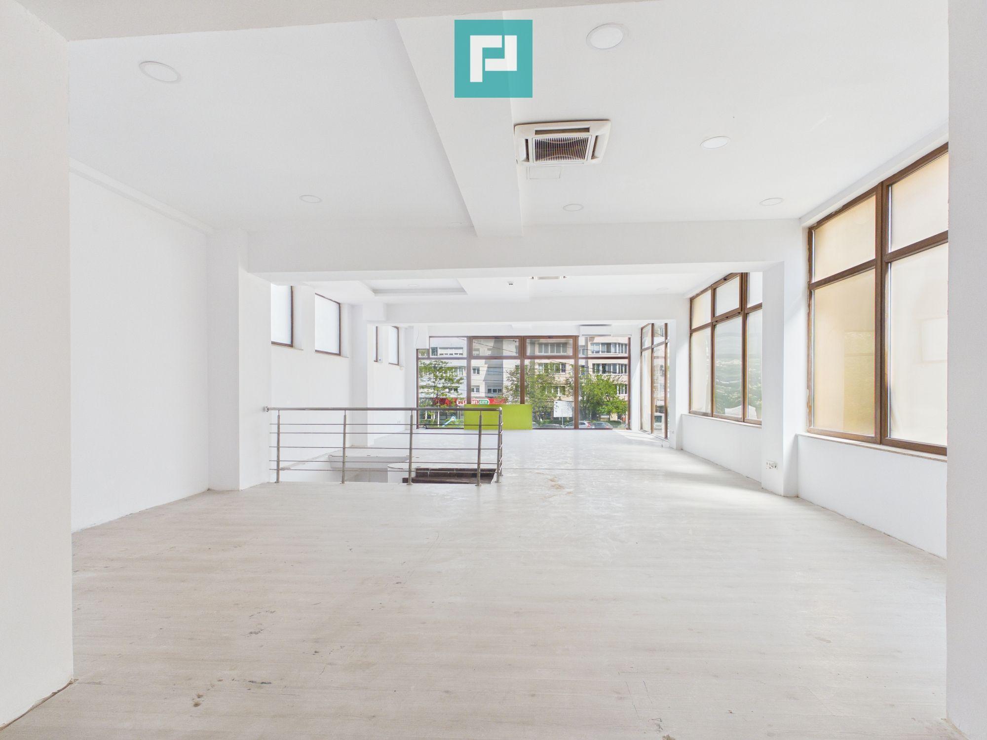Spațiu Comercial Open Space, Vitrină 8 m, Etaj 1 - 3
