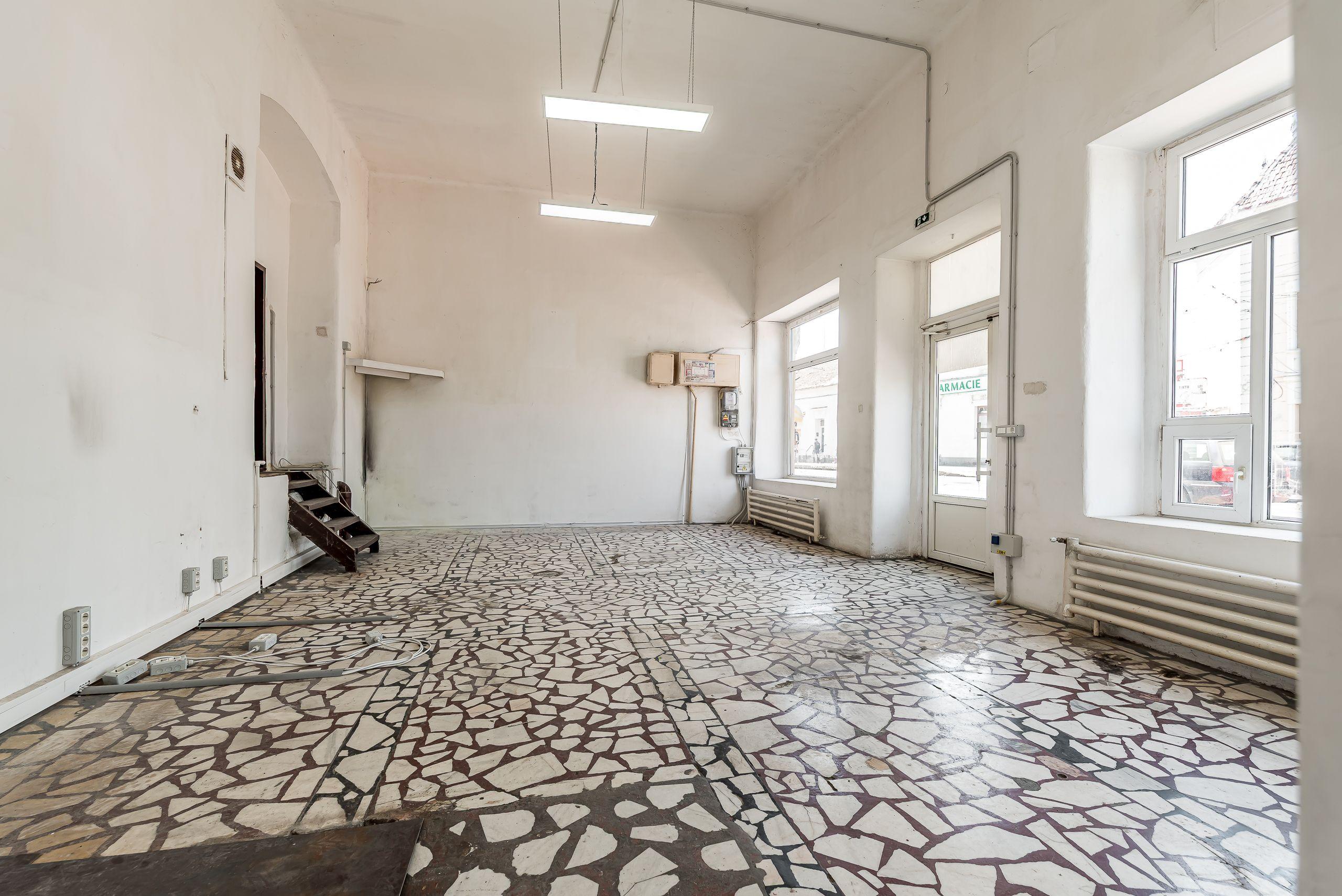 VANDUT! Spatiu comercial ,cu vitrina de in zona Boul Rosu. - 2