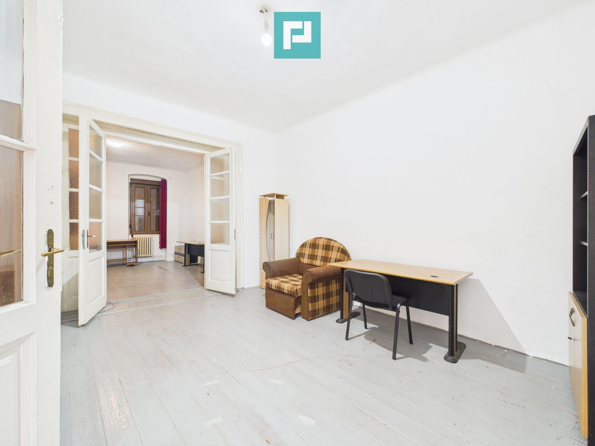 Casă 2 camere + anexe, teren 234 mp. - 1