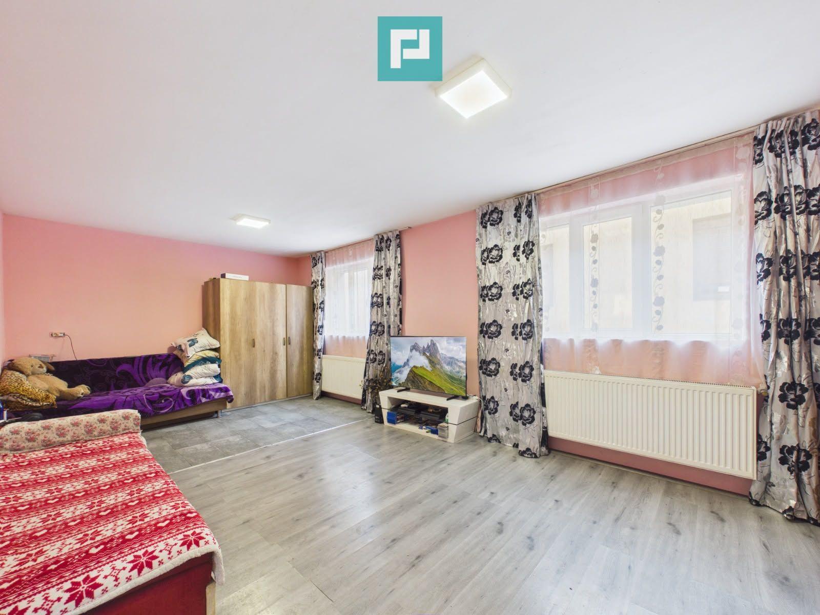 Casă P+E cu două apartamente, zona Drăgășani - 4