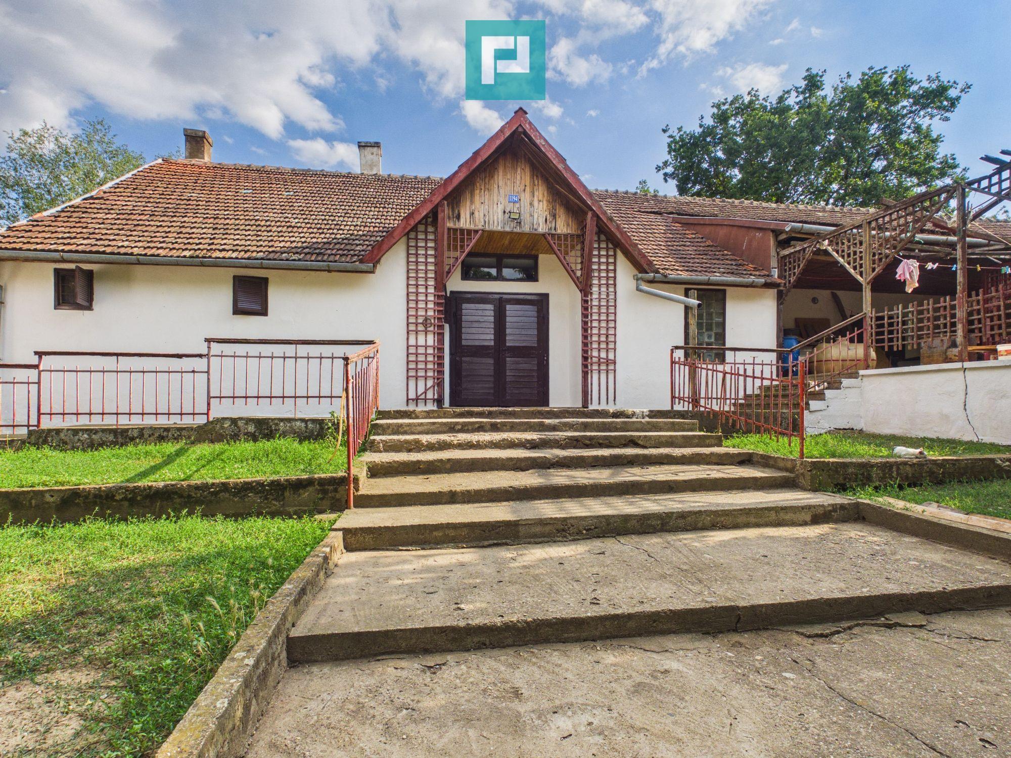Conac rustic cu 7 camere în Covăsânț și teren 9 ha - 1