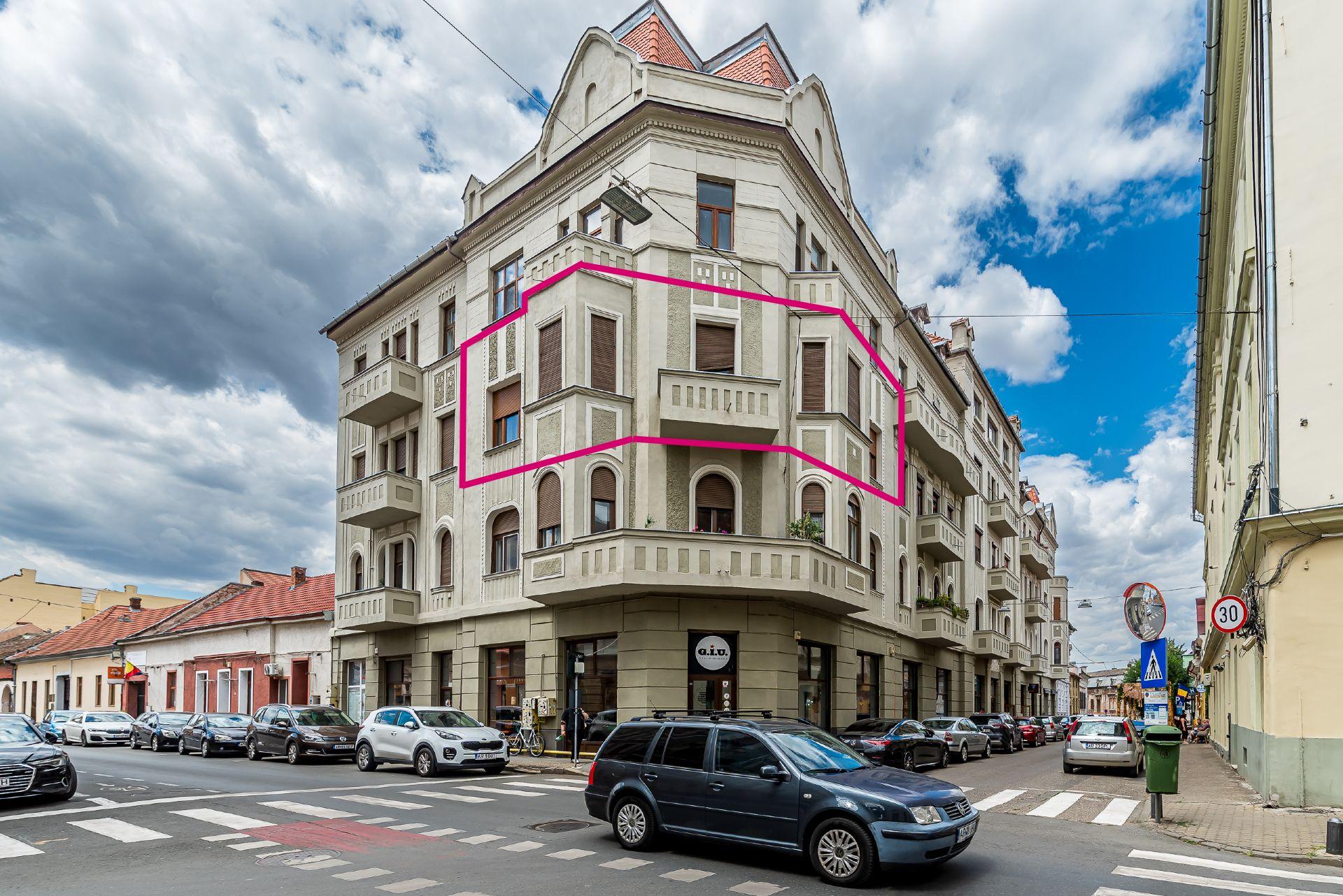 Apartament ultracentral cu 4 camere decomandat, etaj intermediar