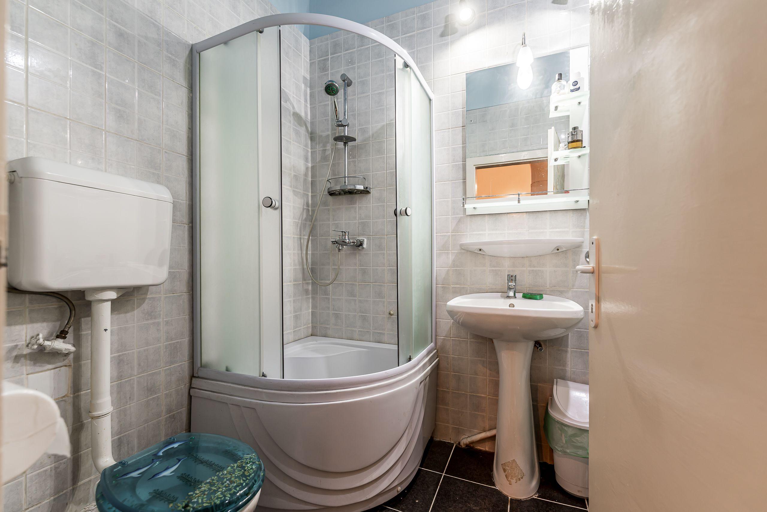Apartament ultracentral cu 3 camere plus un bonus Comision 0 - 9
