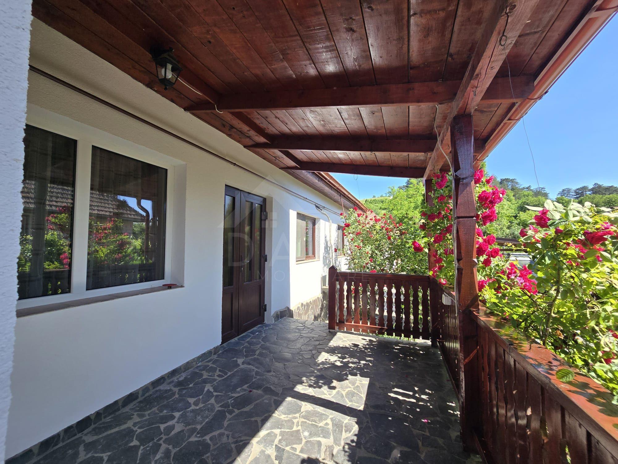 Casa in Livezeni , 140 mp utili , in centrul localitatii . - 1