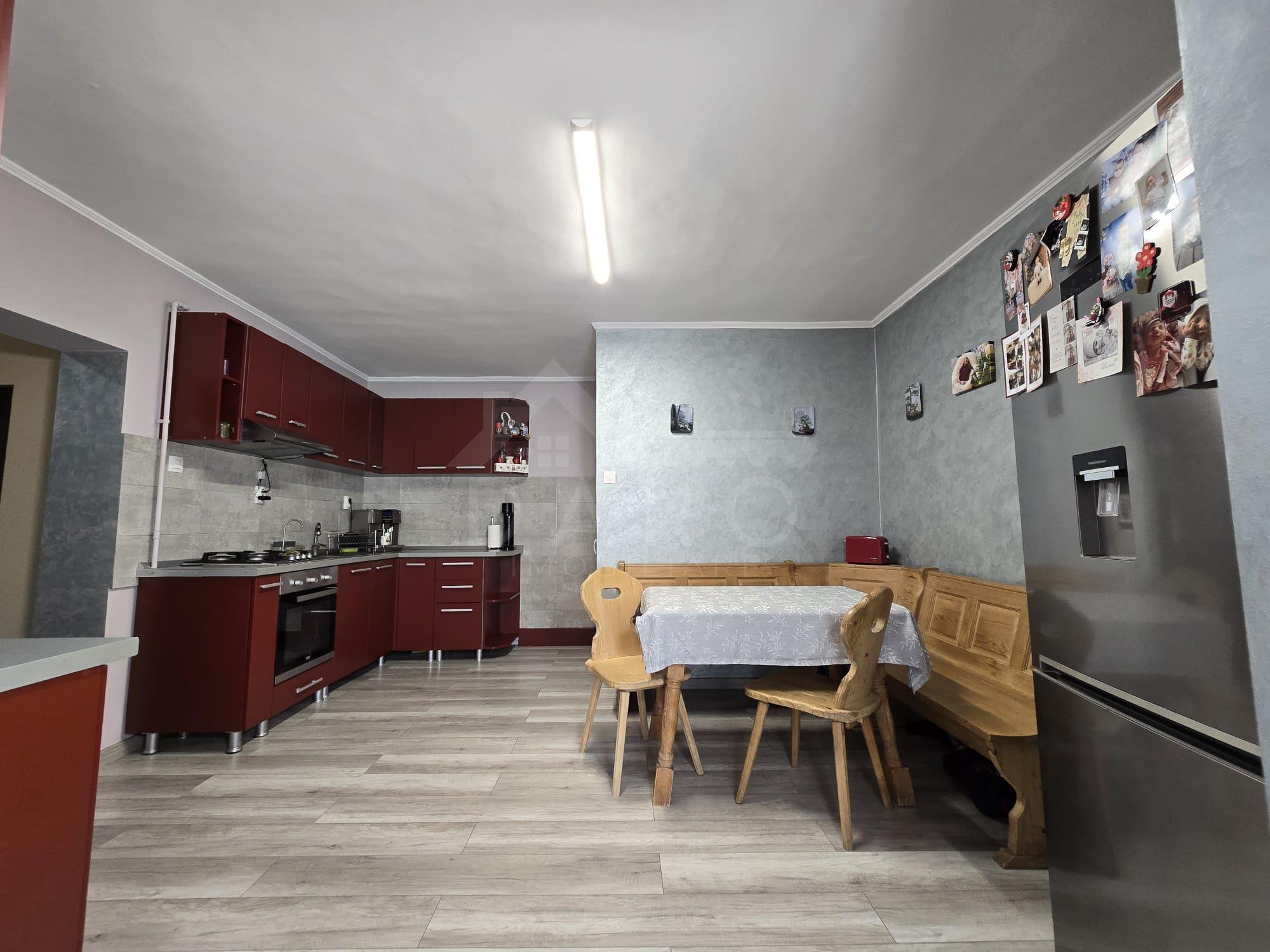 Casa in Livezeni , 140 mp utili , in centrul localitatii . - 11