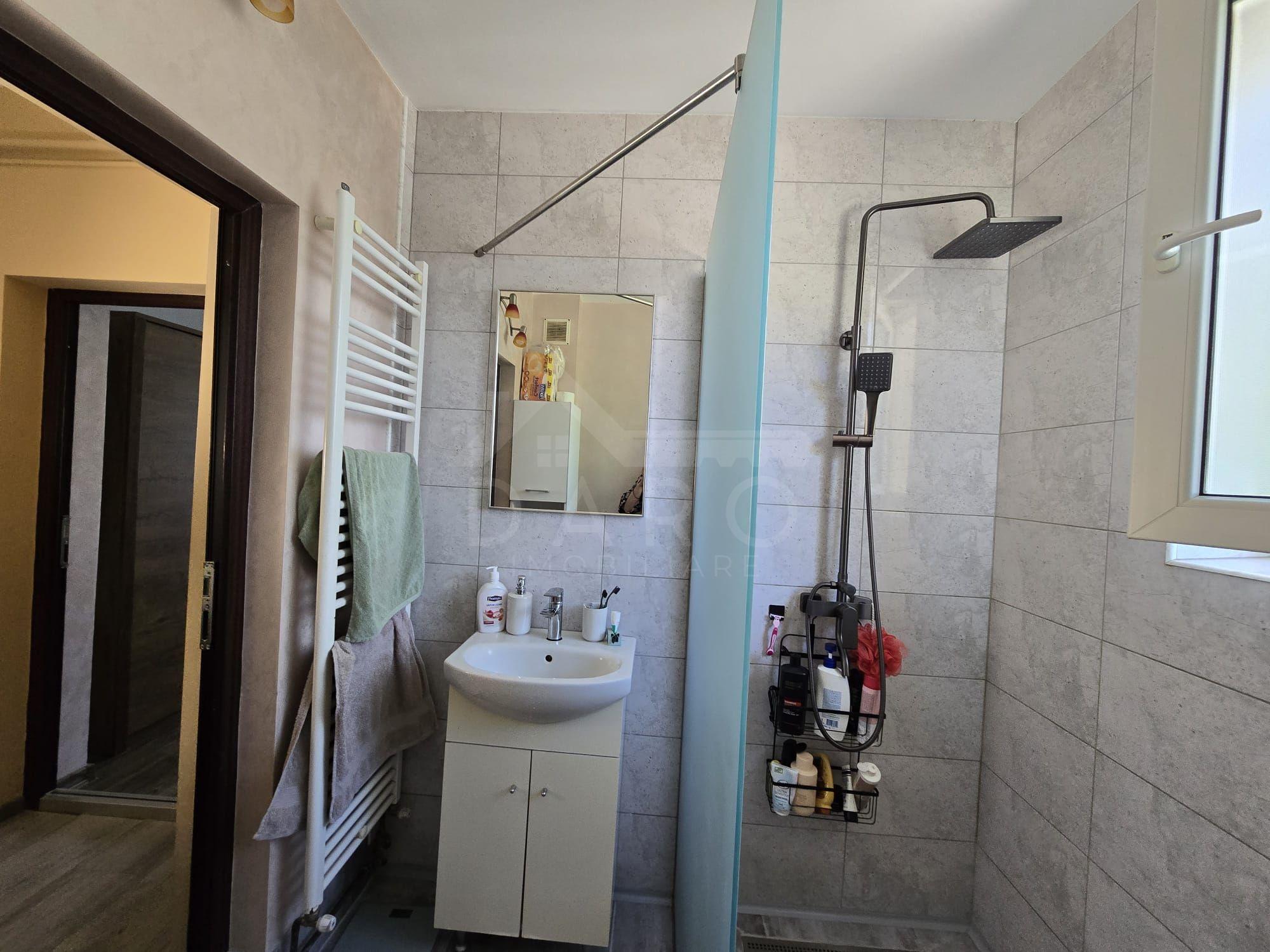 Casa in Livezeni , 140 mp utili , in centrul localitatii . - 6