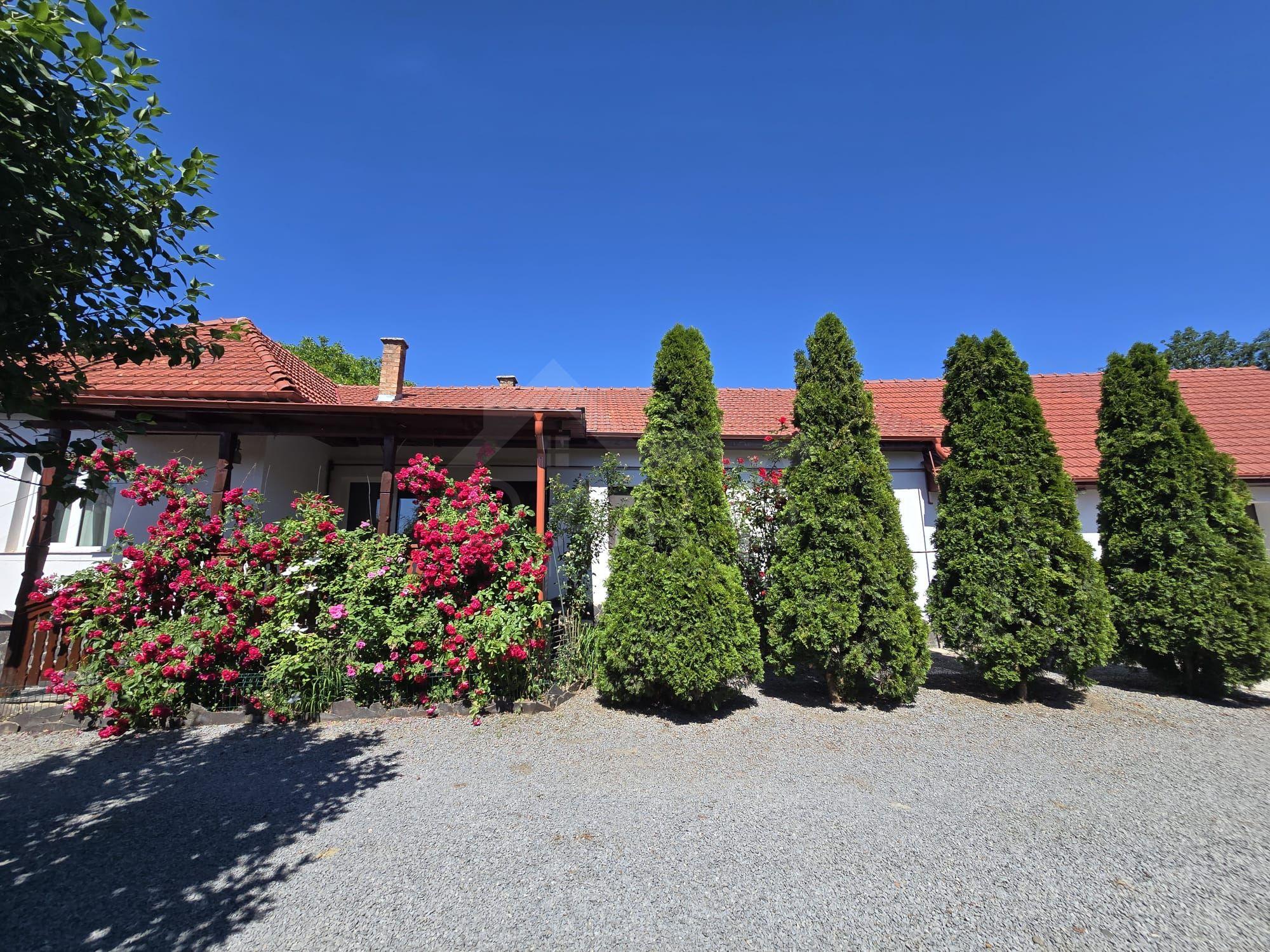 Casa in Livezeni , 140 mp utili , in centrul localitatii . - 20