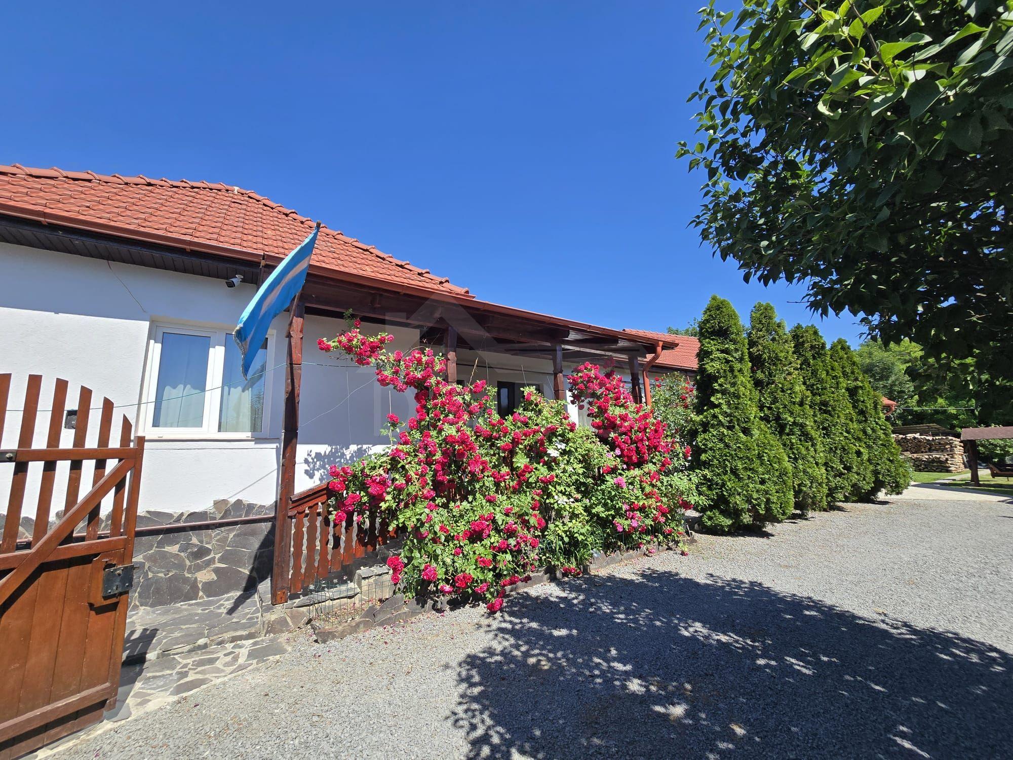 Casa in Livezeni , 140 mp utili , in centrul localitatii . - 16