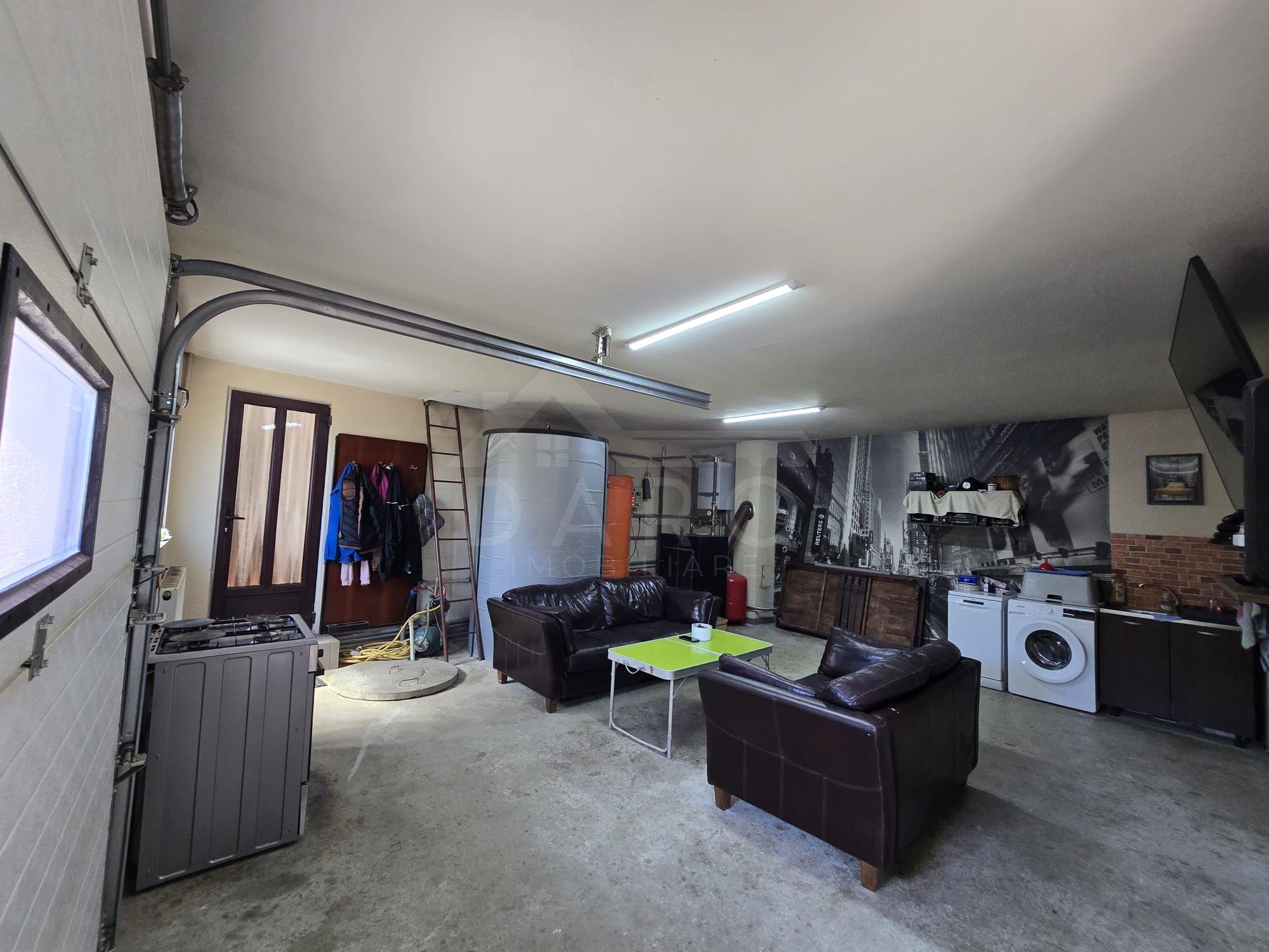 Casa in Livezeni , 140 mp utili , in centrul localitatii . - 10