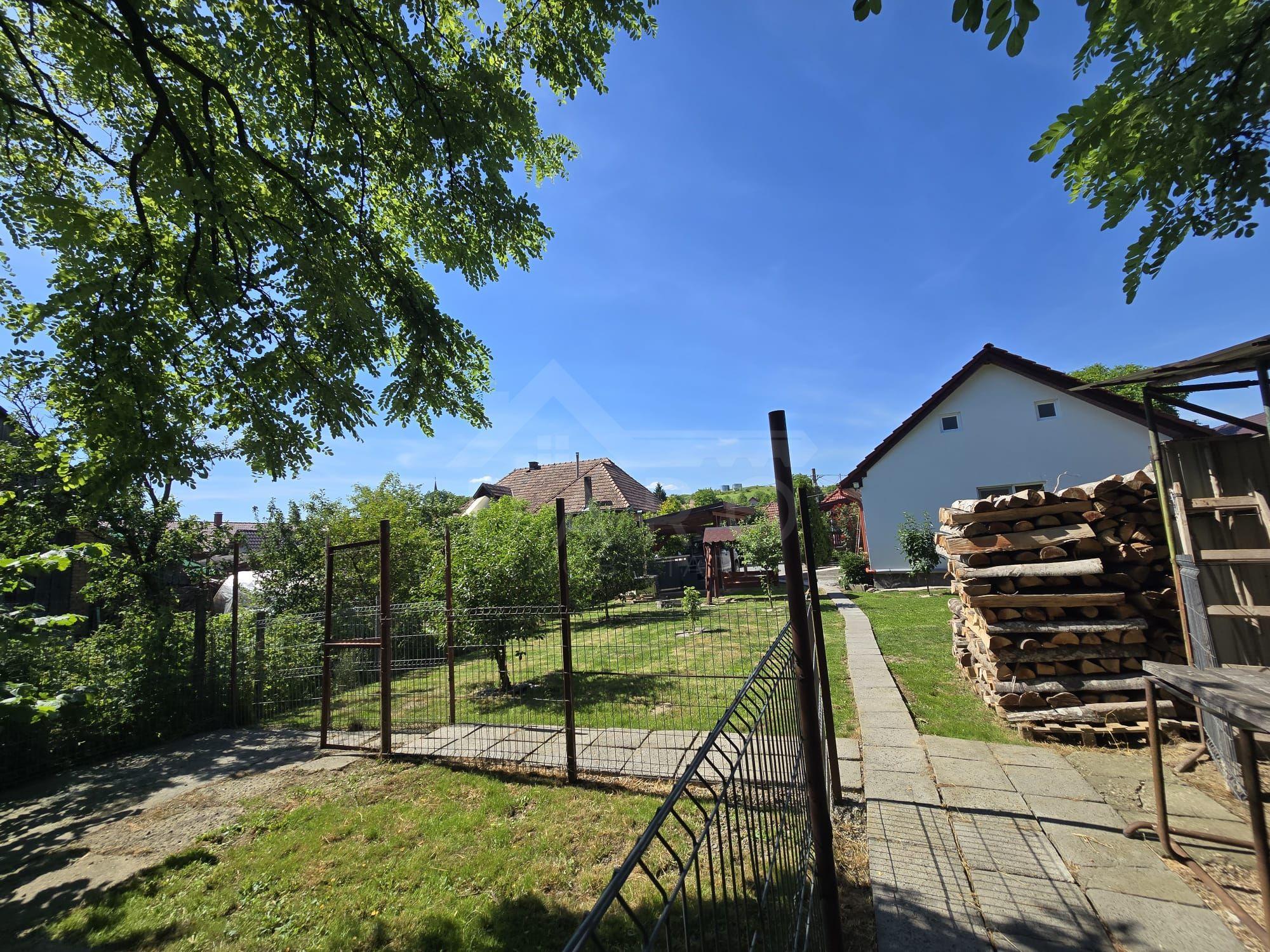 Casa in Livezeni , 140 mp utili , in centrul localitatii . - 2