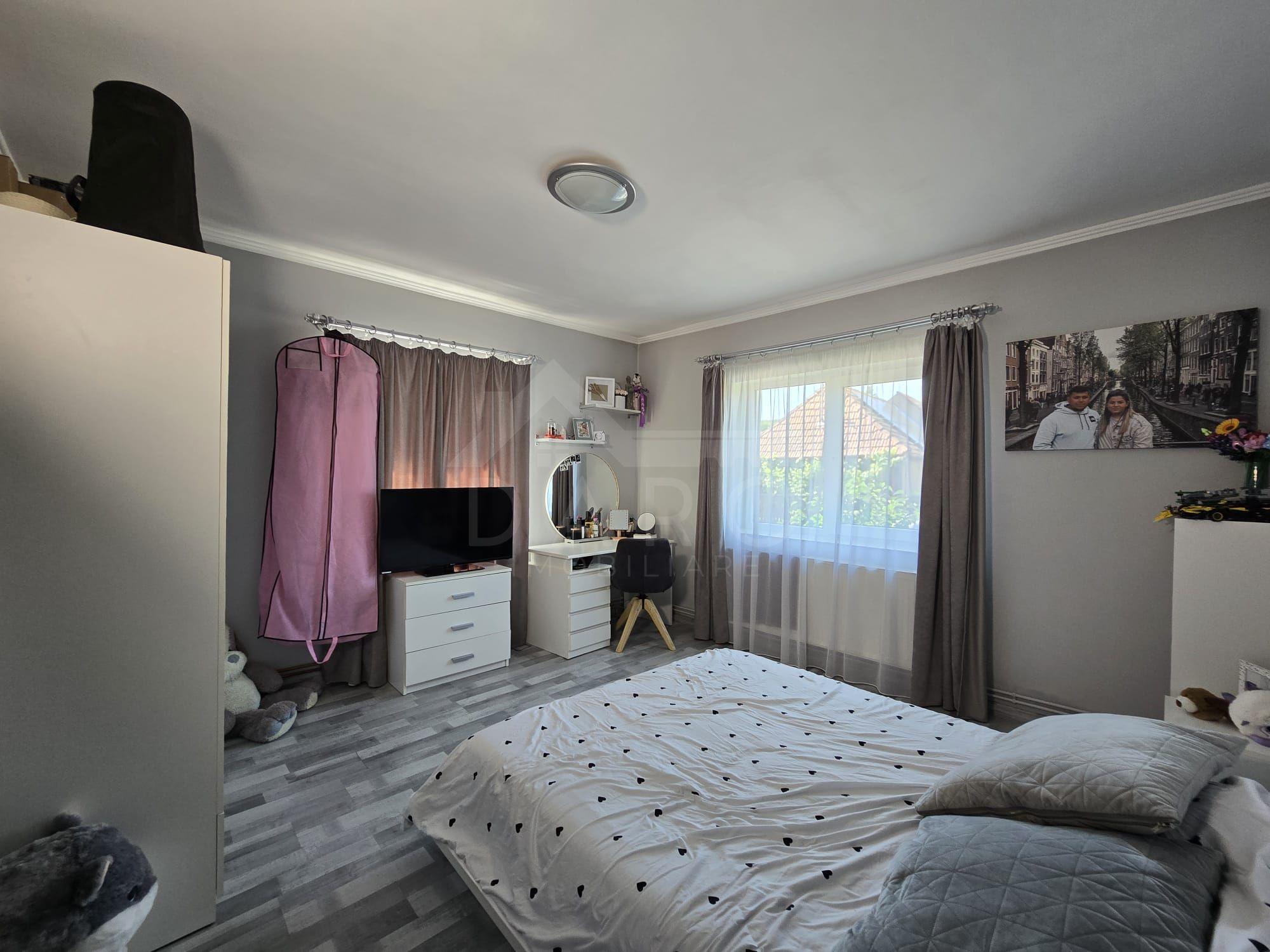 Casa in Livezeni , 140 mp utili , in centrul localitatii . - 13