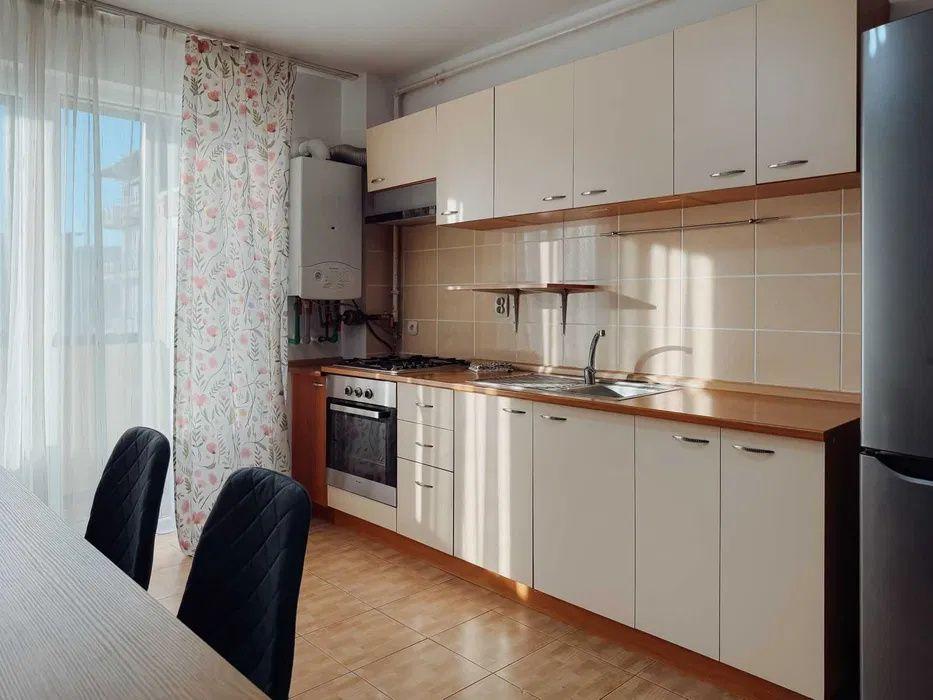 Apartament de vanzare, 2 camere, etaj intermediar, balcon, parcare - 1