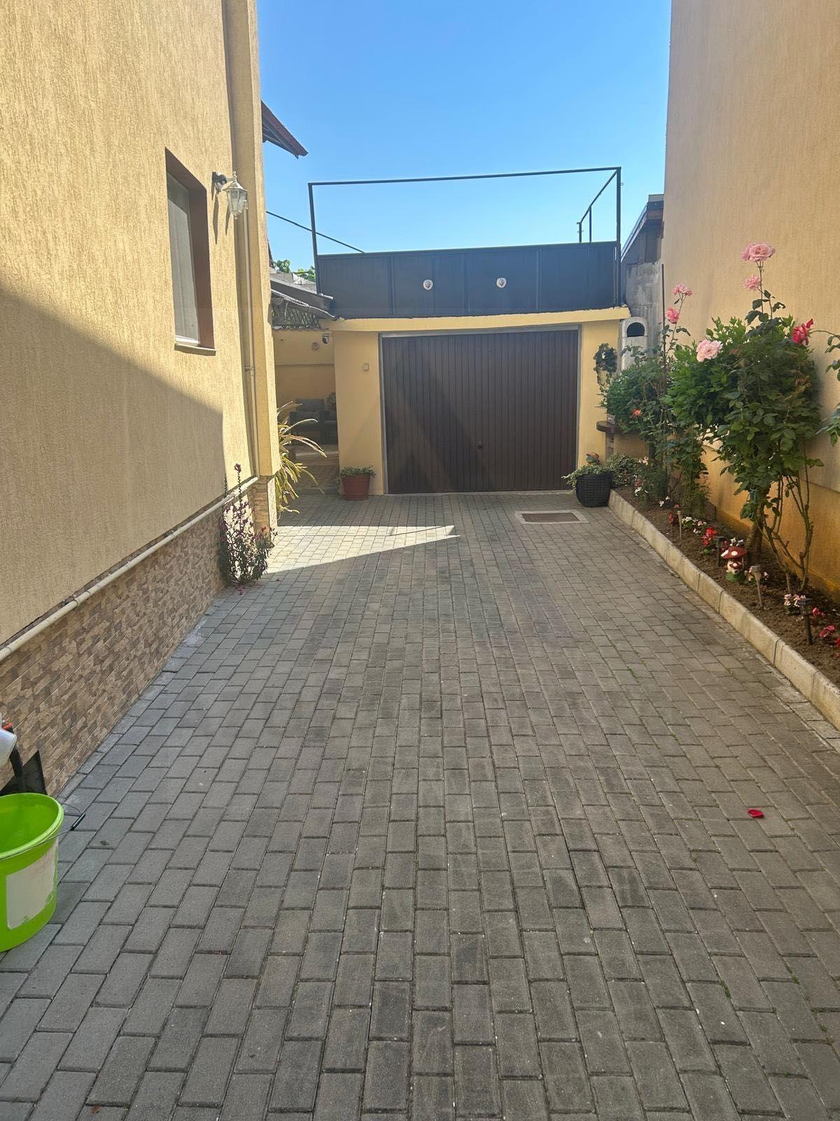 Casa spatioasa cu etaj 270 mp utili curte libera 180 mp zona Reșița - 1