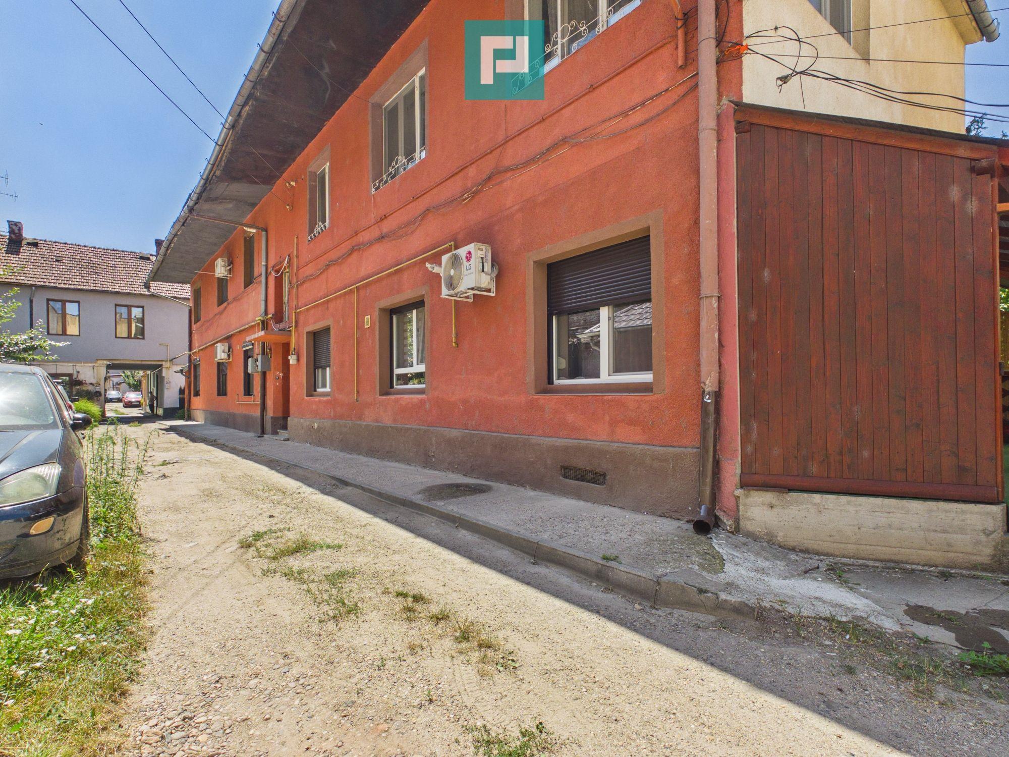Apartament cu 2 camere și curte ultracentral - 1