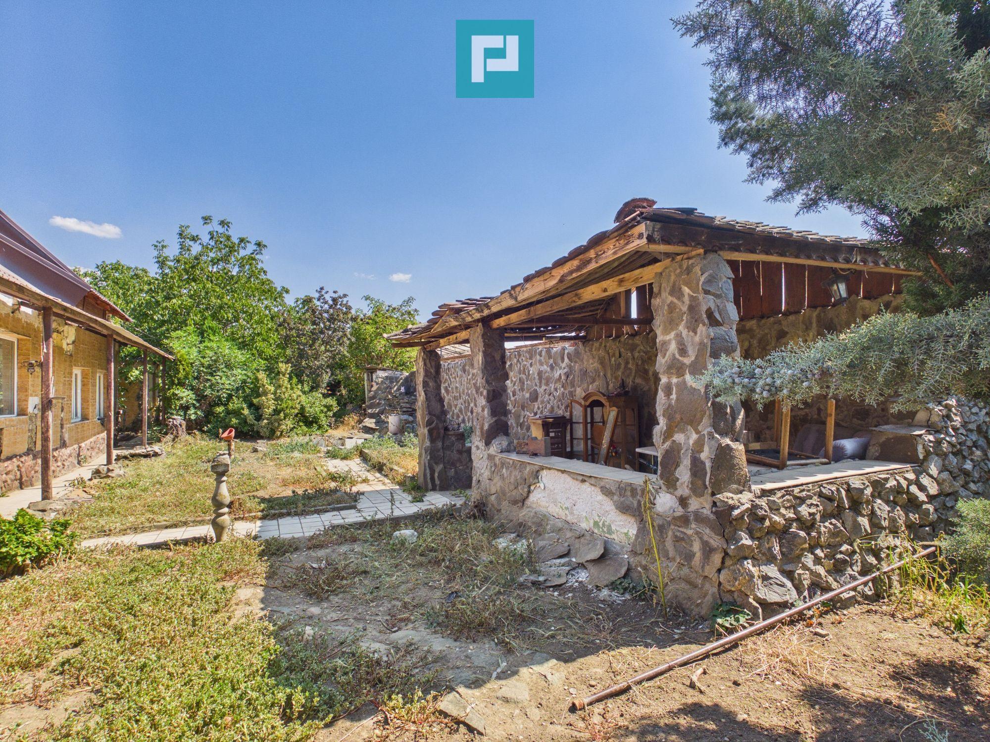 Casă cu teren de 2.134 mp în Sântana | 5 camere - 11