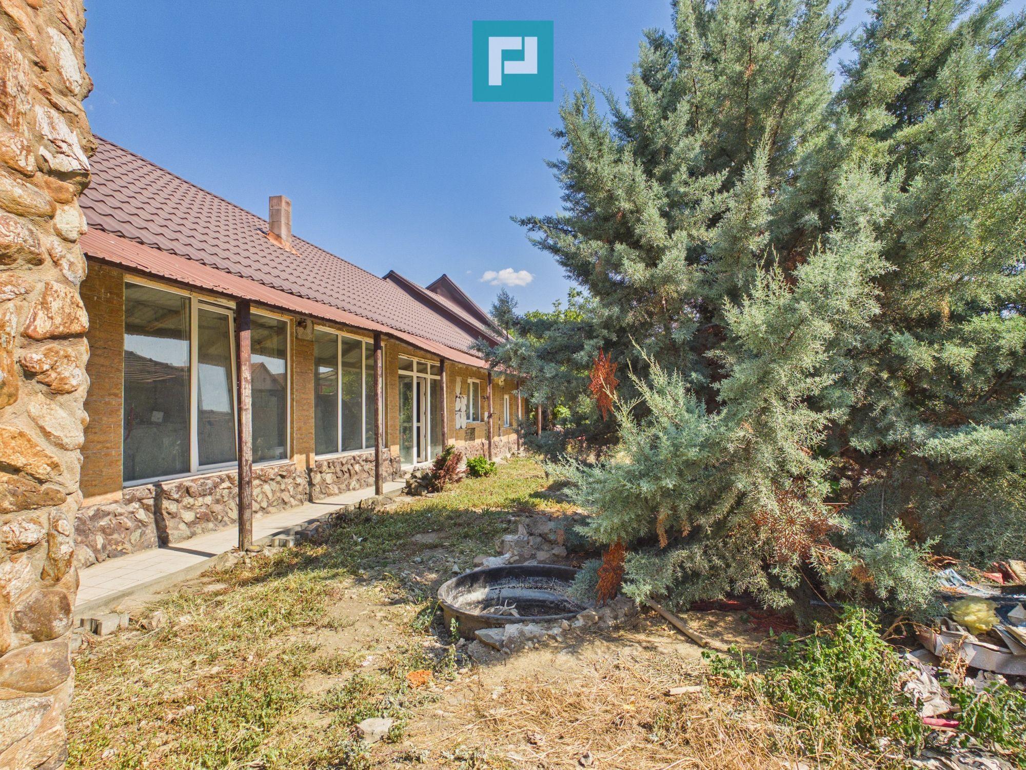 Casă cu teren de 2.134 mp în Sântana | 5 camere - 22