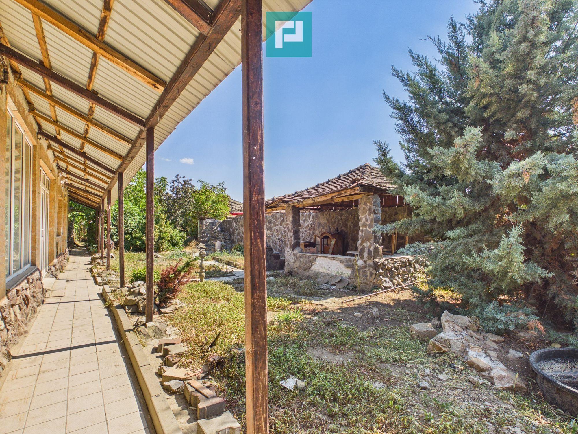 Casă cu teren de 2.134 mp în Sântana | 5 camere - 13