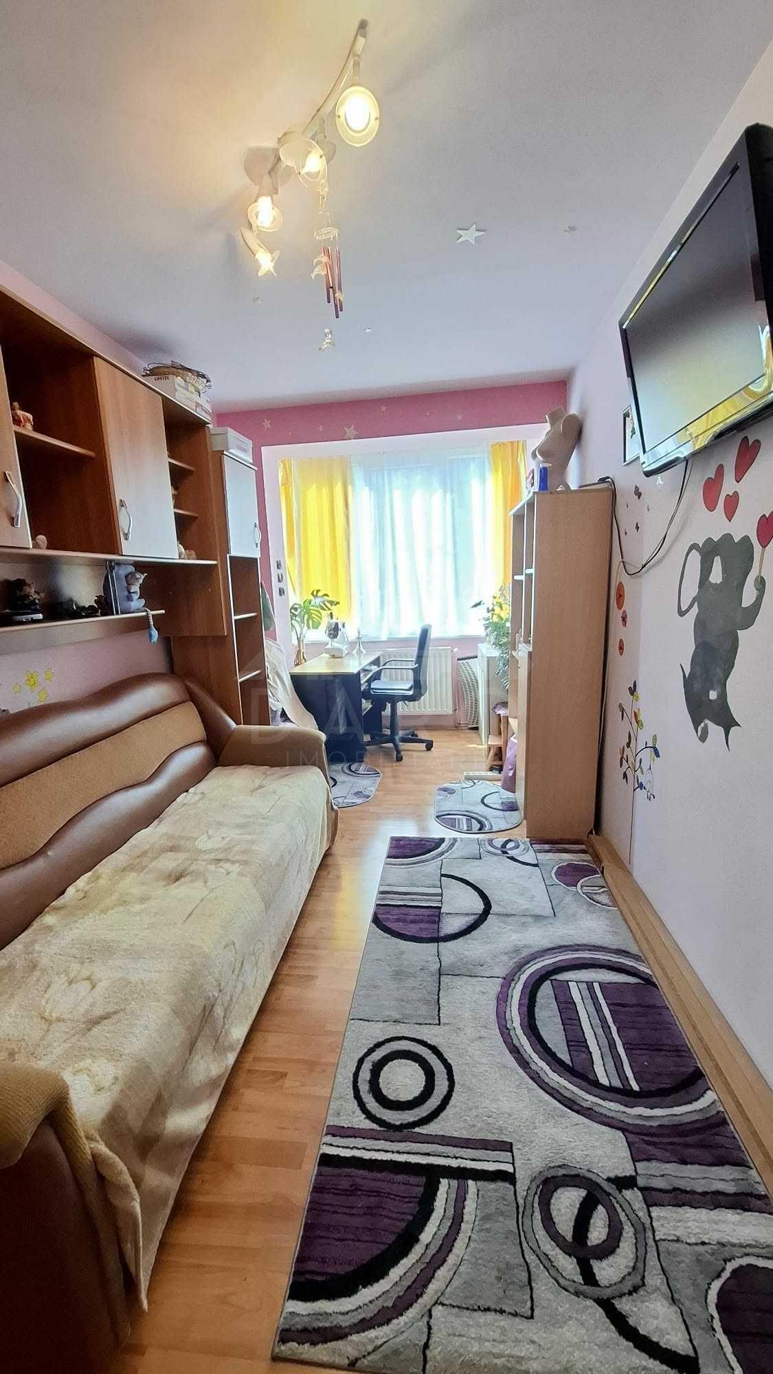 De vanzare Apartament cu 3 camere - 6