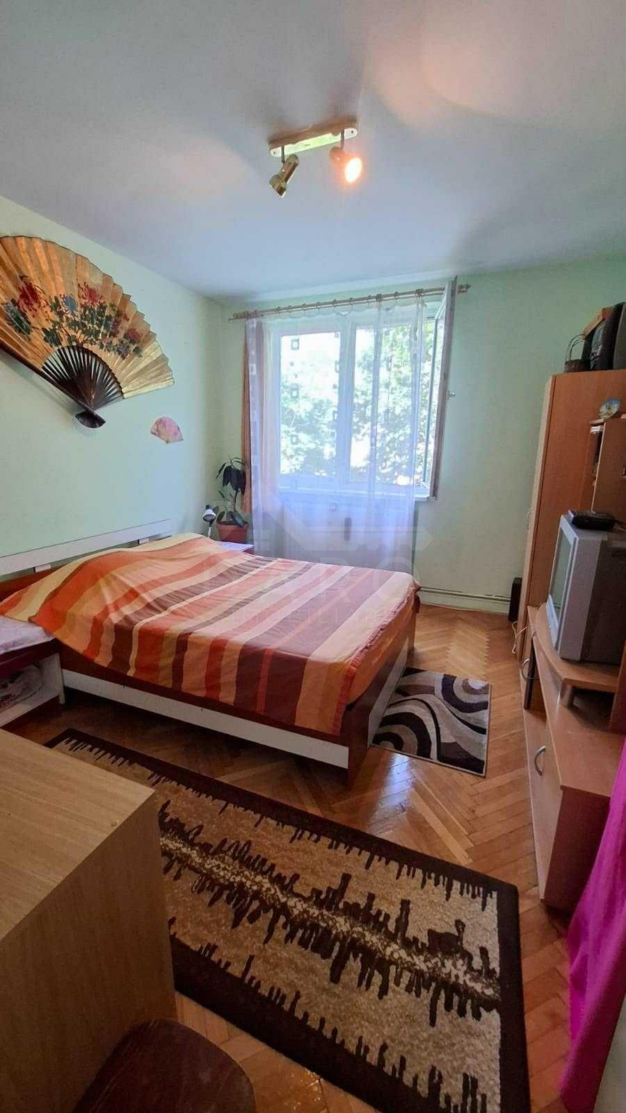 De vanzare Apartament cu 3 camere - 5