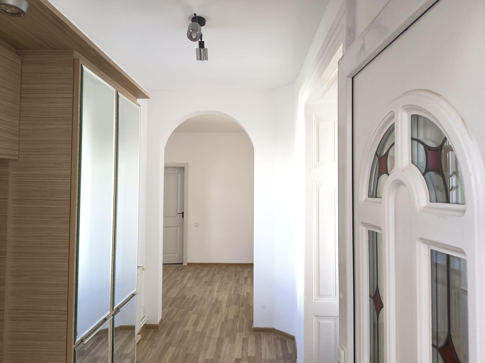 De închiriat: vilă renovată, Mihai Eminescu. 1 000 E/lună. Comision 0 - 7
