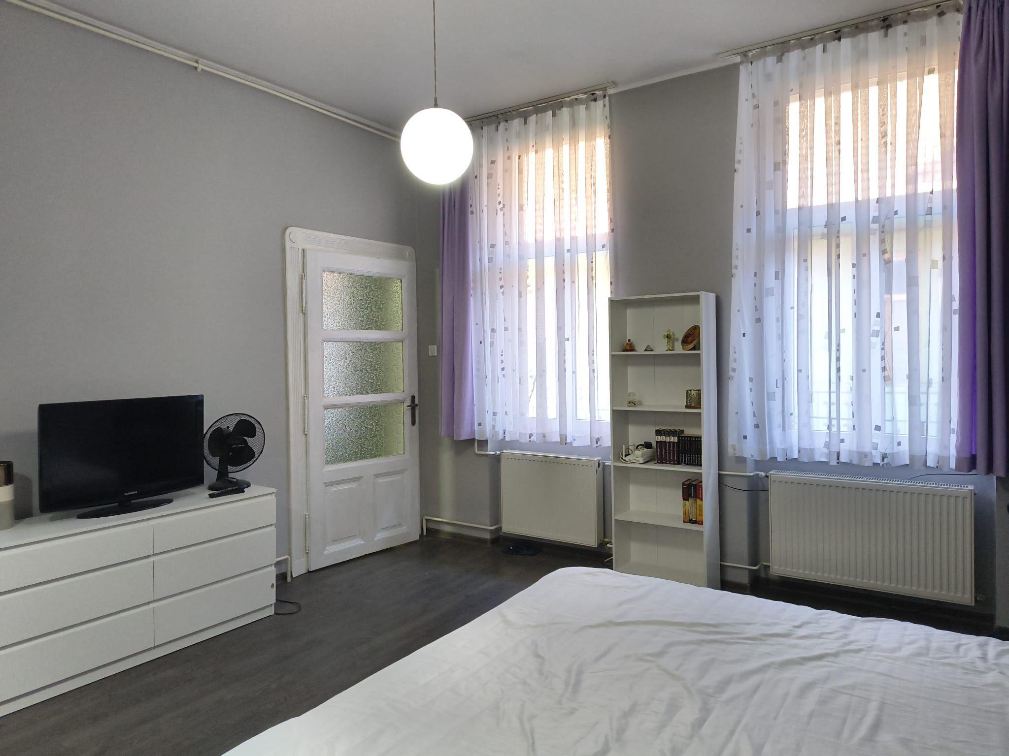Apartament central, 2 camere, centrala gaz. 390 E/lună. Comision 0 - 5