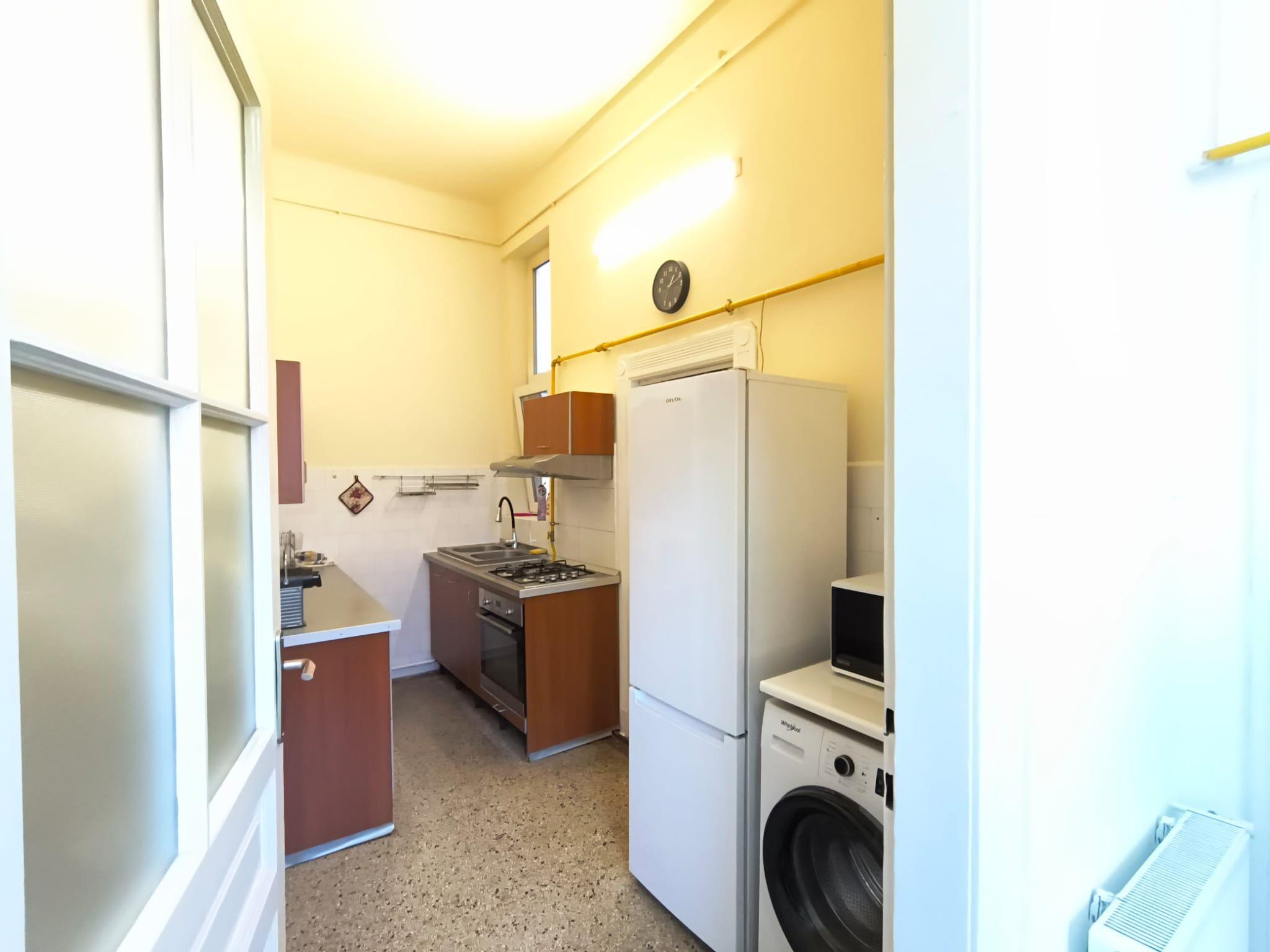 Apartament central, 2 camere, centrala gaz. 390 E/lună. Comision 0 - 8