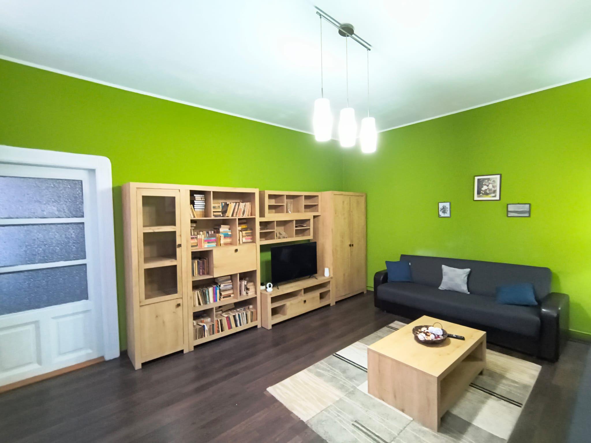 Apartament central, 2 camere, centrala gaz. 390 E/lună. Comision 0 - 3