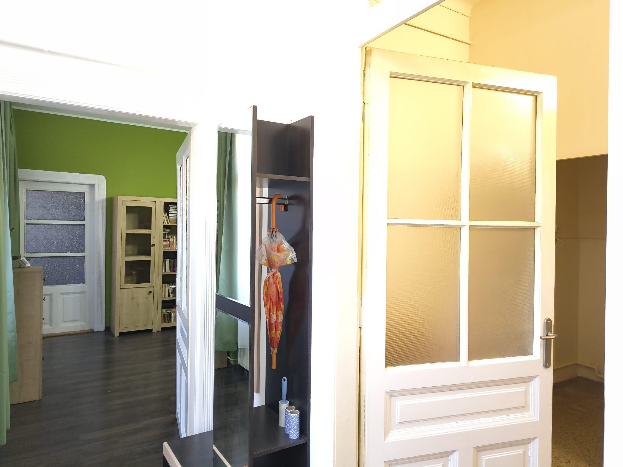 Apartament central, 2 camere, centrala gaz. 390 E/lună. Comision 0 - 4