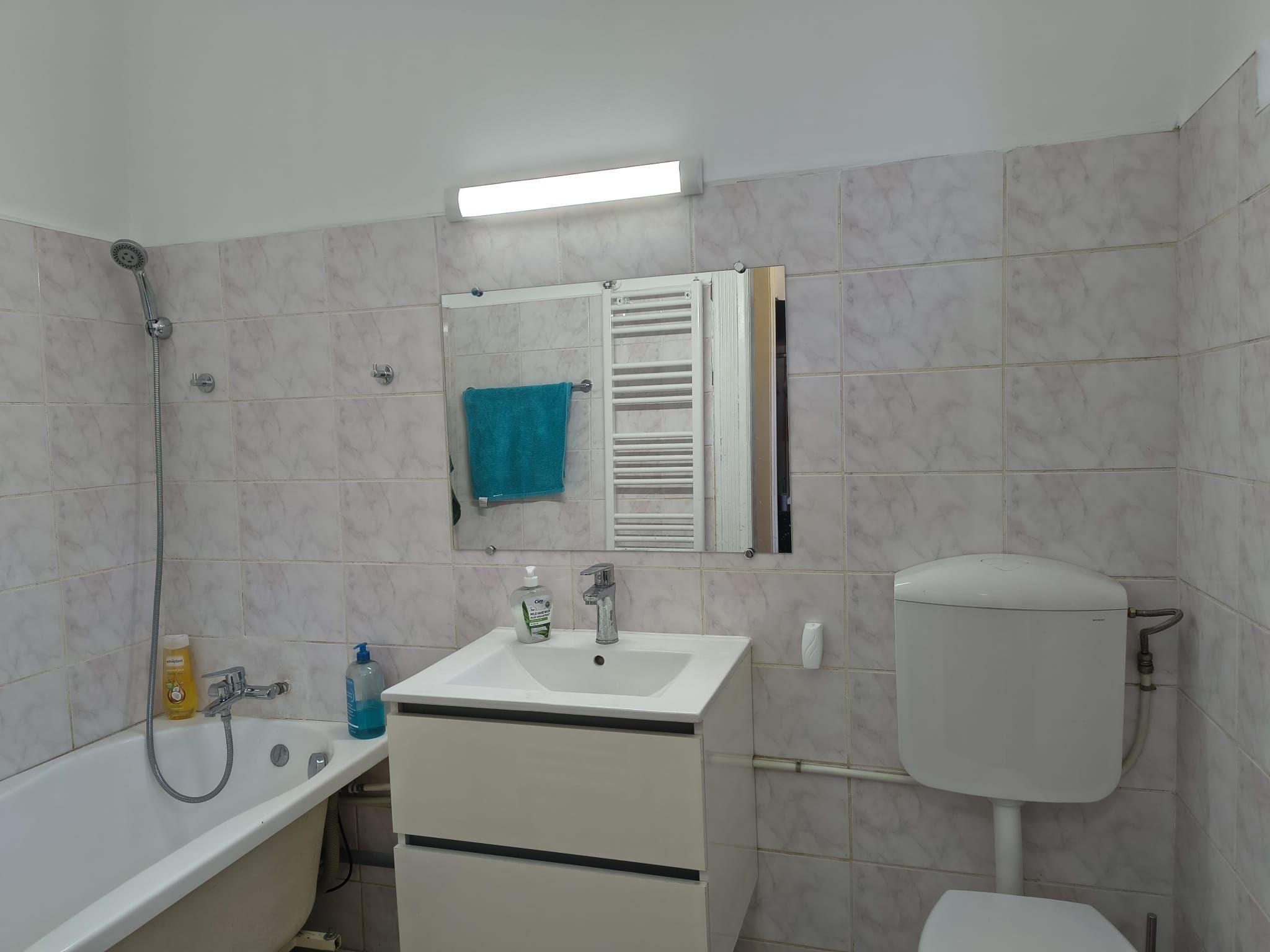 Apartament central, 2 camere, centrala gaz. 390 E/lună. Comision 0 - 11