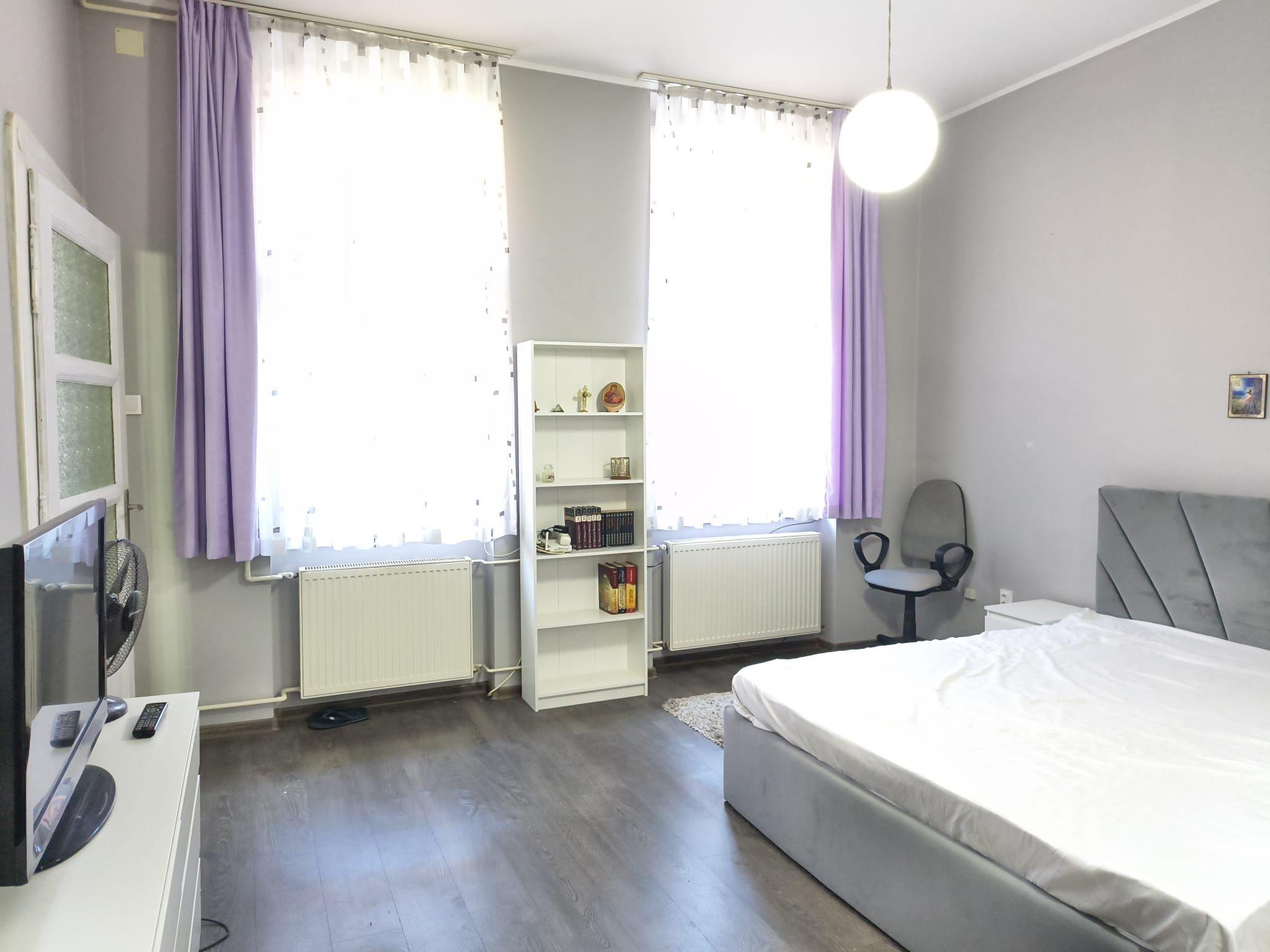 Apartament central, 2 camere, centrala gaz. 390 E/lună. Comision 0 - 6