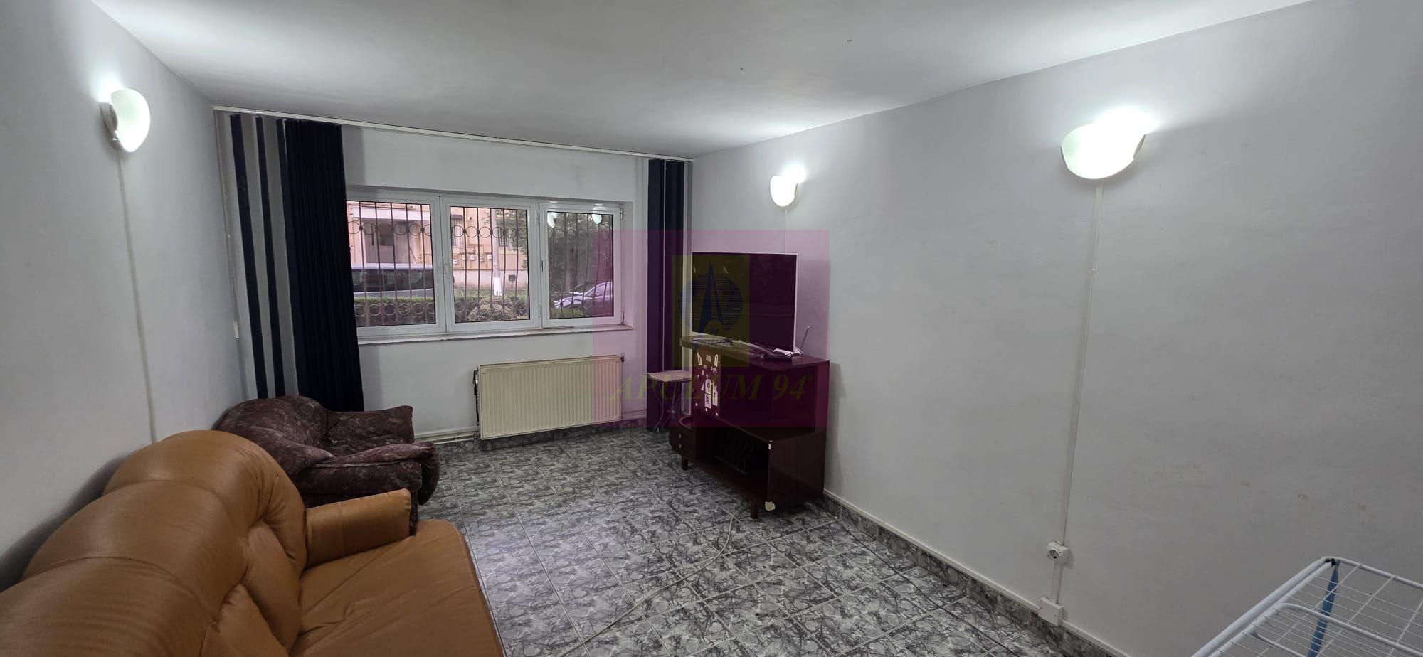 Apartament cu 3 camere de vanzare in Campina, parter - 2