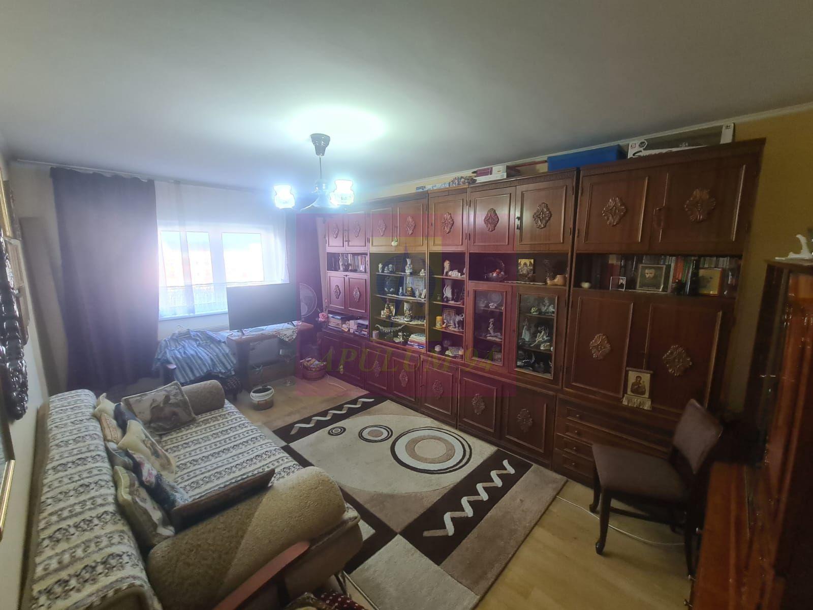 Apartament cu 3 camere de vanzare in Campina - Zona Centrala - 1