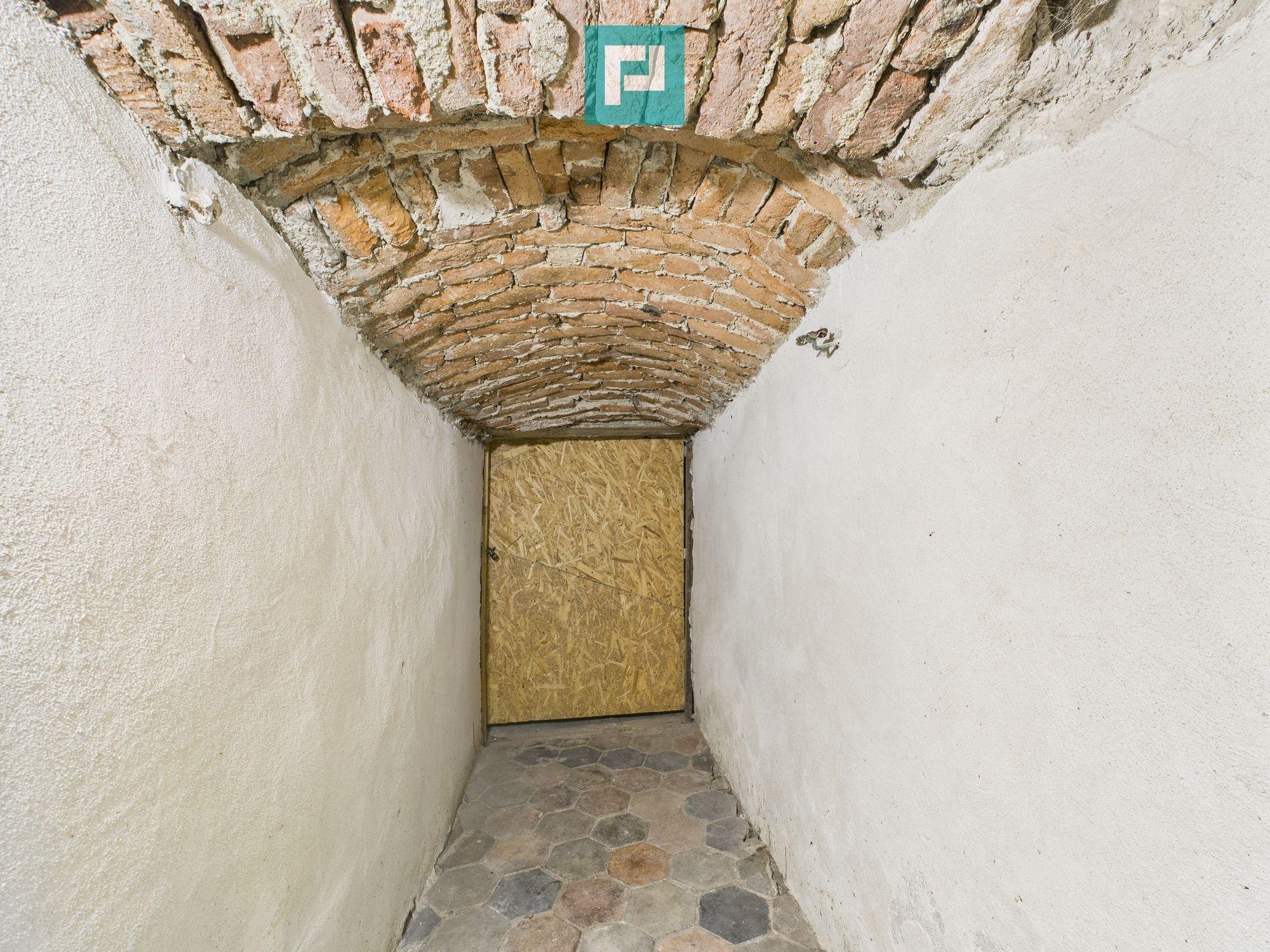 Două case, curte mare, lângă Castelul Corvinilor - 33