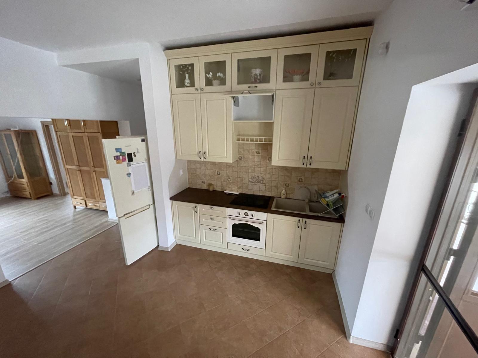 Chirie casă 3 camere ,terasa, curte acces auto – par Bratianu-1000 e/l - 9