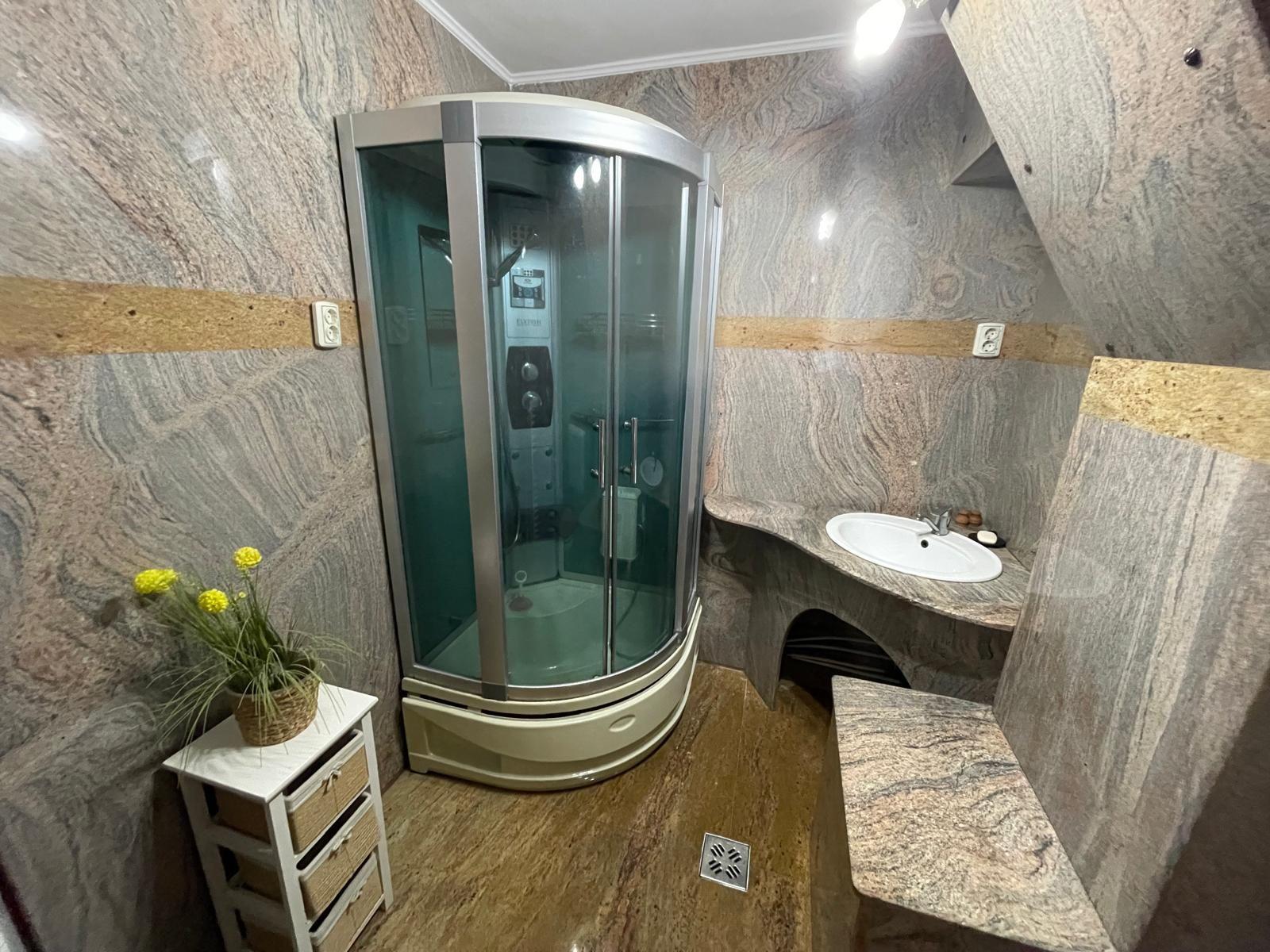 Apartament 2 camere decomandat-zona Spitalul Judetean-125.500 euro neg - 1